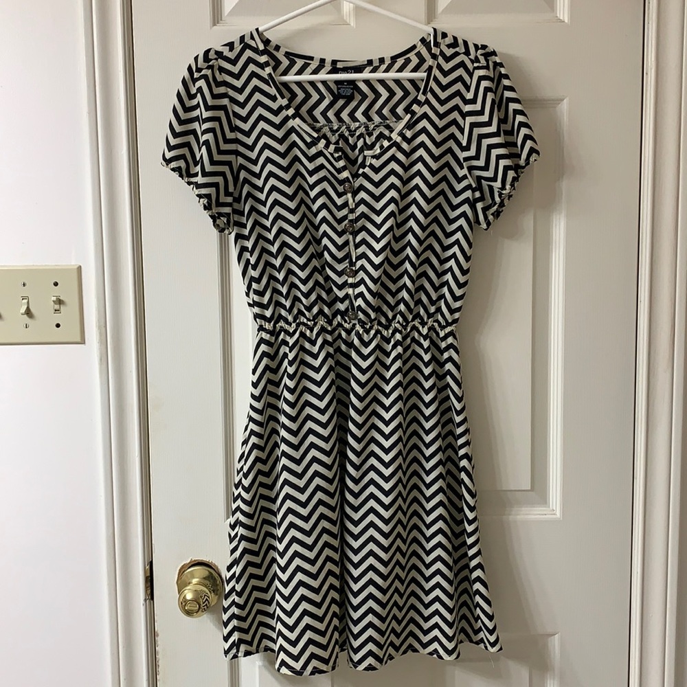 🌷3 for$25🌷Rue21, White & Black Zigzag Print Short Sleeved Gathered Waist Dress